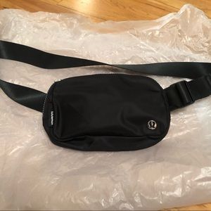 NWT Lululemon Everywhere Belt bag Black